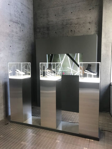 Acrylic fabrication, museum, stainless steel, bending, chemical weld, Display, LED, Custom, Fabrication acrylique, musée, acier inoxydable, pliage, soudure chimique, affichage, LED, sur mesure, uMake