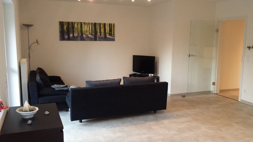Modernes Wohnzimmer mit zwei Sofas und TV