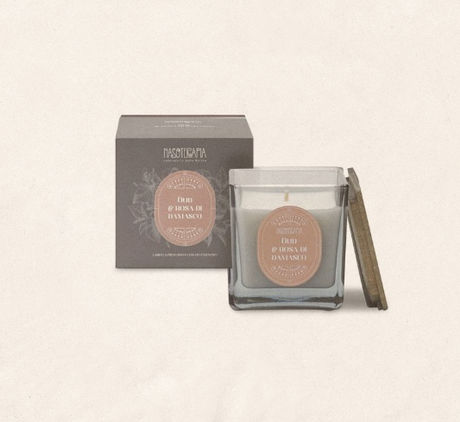 Candela profumata naturale Oud e rosa di Damasco