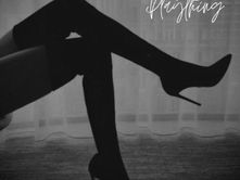 "Plaything": The Silhouet's Spookachtige dans tussen duisternis en licht