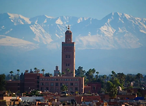 Marrakech mit Moschee und schneebedecktes Atlasgebirge