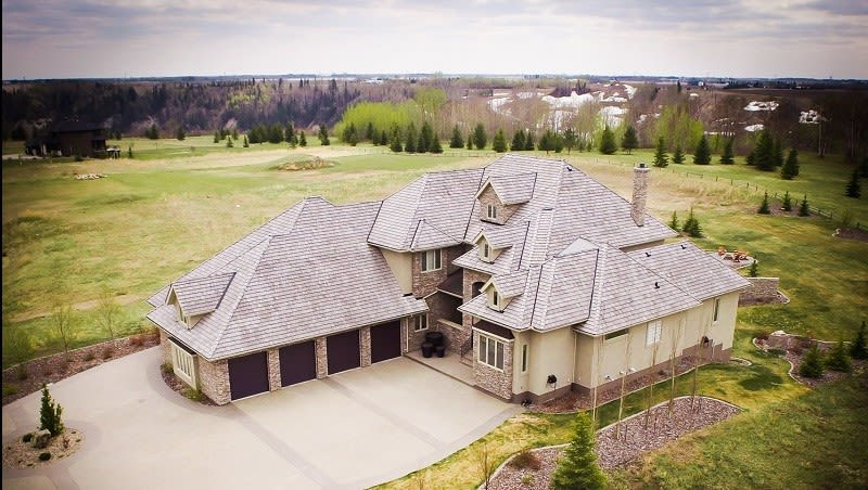 dji-real-estate-canada-drone-e1460061538775.jpg