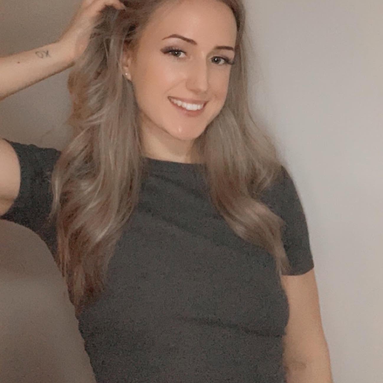 Portrait of Evie, the artist behind Oh, Evie!