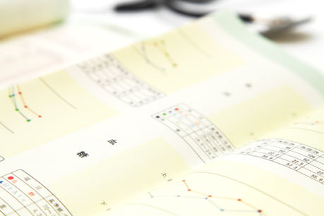 Illustration explaining minority discounts and control premiums in business valuations for family law disputes.