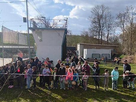 Osterhase zu Gast im Rollockeystadion