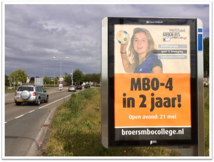 Abri poster langs de weg