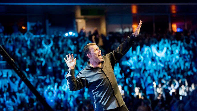 Dinero: Domina el Juego: Cómo alcanzar la libertad financiera en 7 pasos, by Tony Robbins