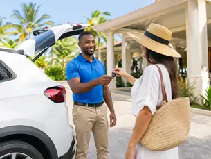 Een huurauto afleveren bij hotel op Curaçao