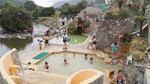 Descansar en las cálidas aguas minerales y volcánicas de la Parroquia Baños.