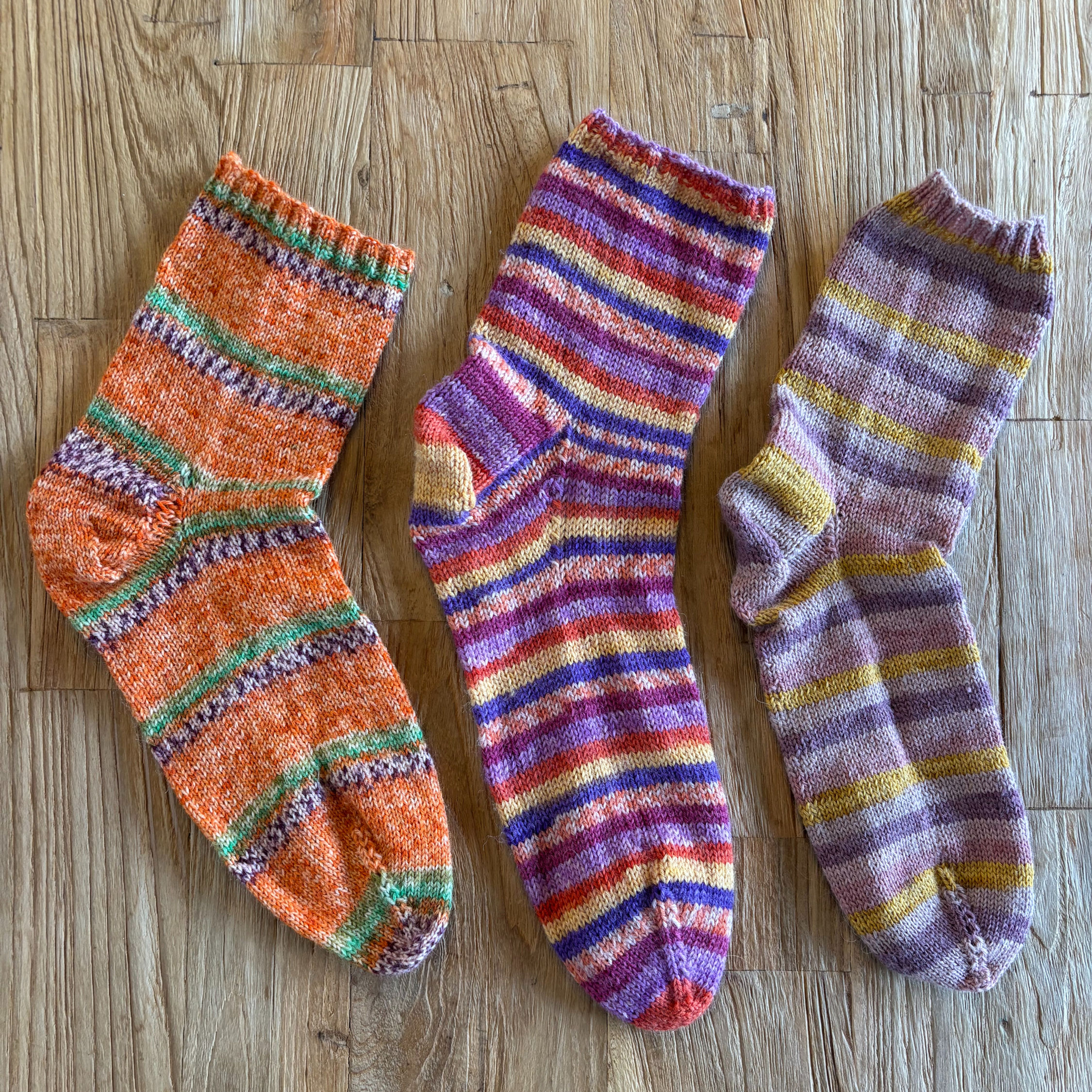 Chaussettes atelier tricot circulaire aiguilles double-pointe, fil multicolore