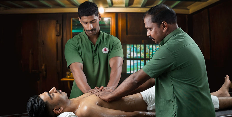 Massage thérapeutique ayurvédique authentique Abhyangam à l'hôpital Santhigiri Ayurveda de Pondichéry