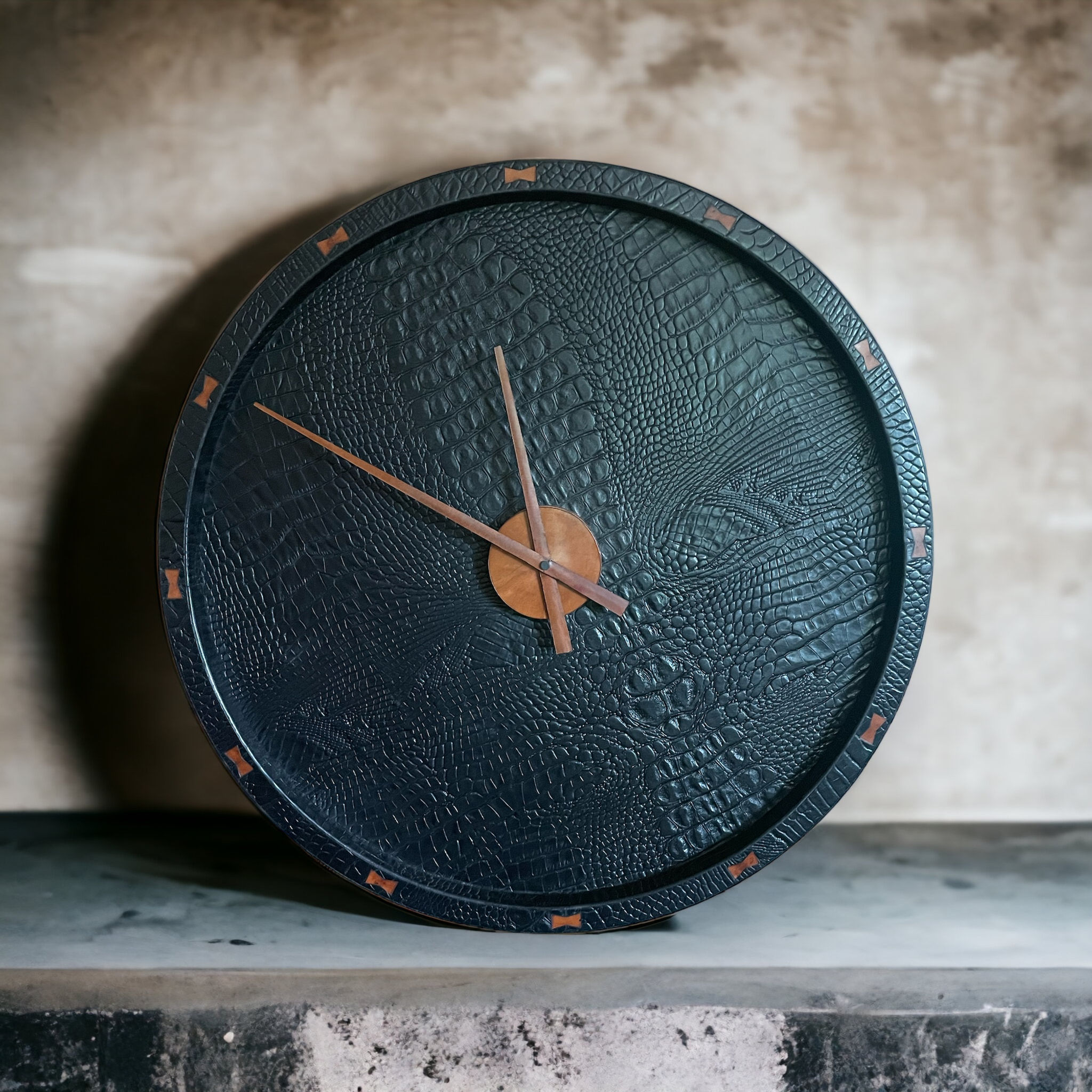 Grote klok in  zwart rundleder.