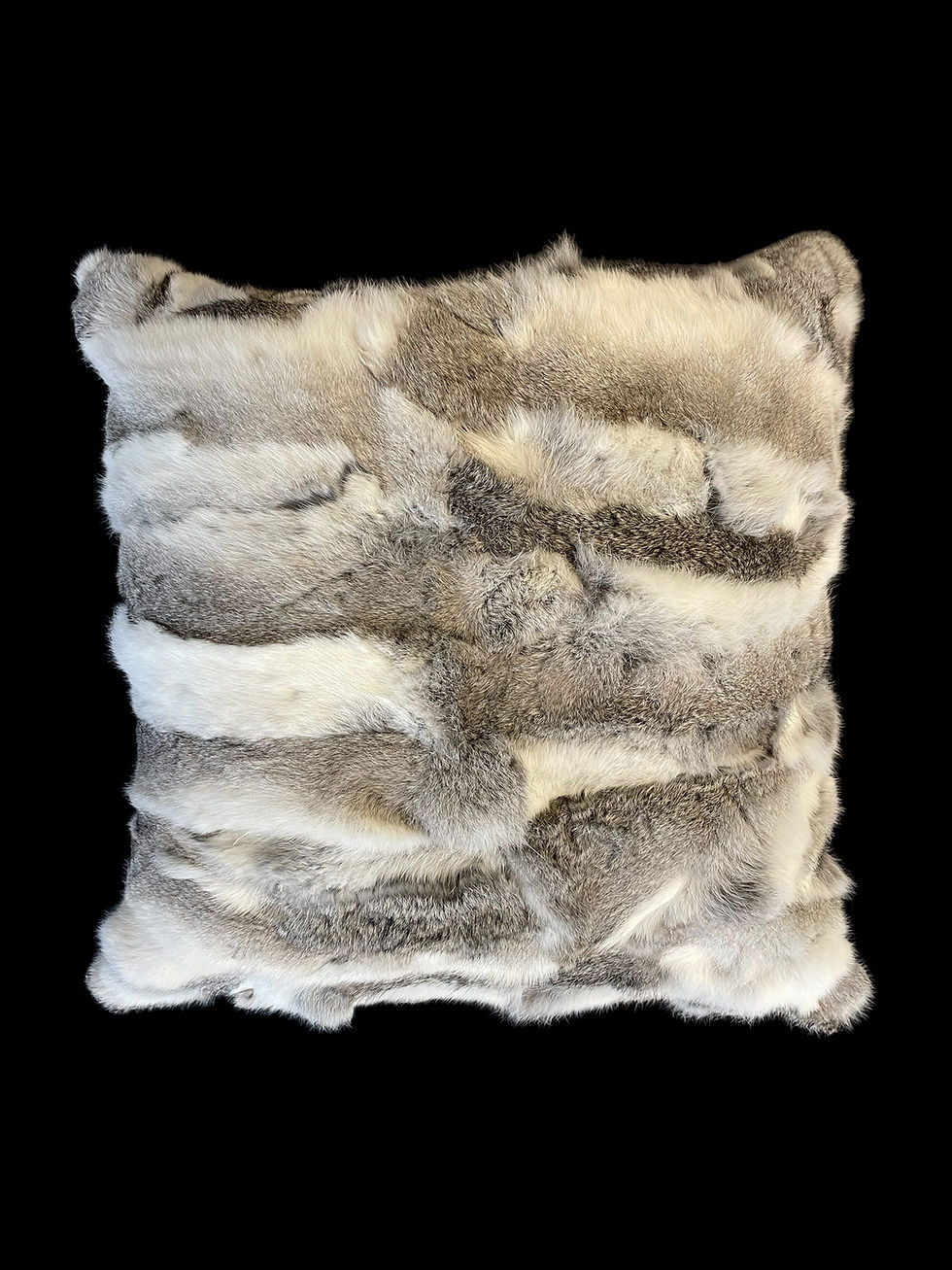 Groot stijlvol woonkussen van konijnenvacht.