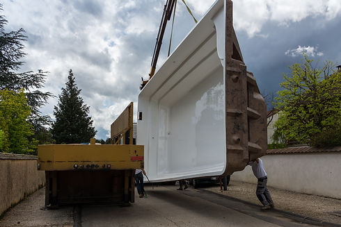 Une nacelle retient un bac