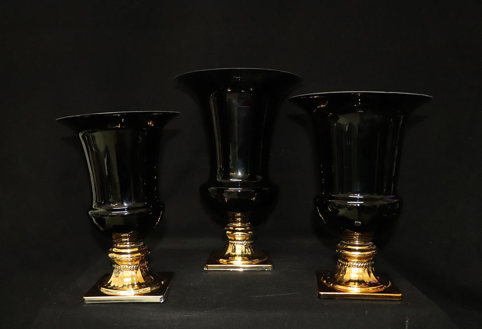 Thumbnail: Black and Gold Urns