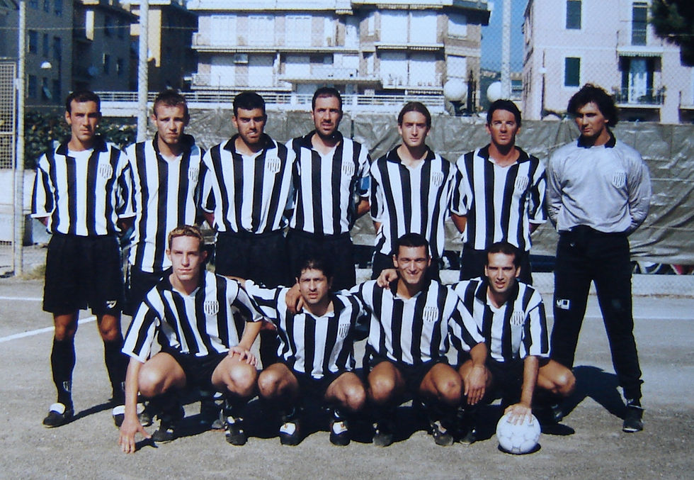 10 ottobre 1999: Ciavai-Lavagnese 0-1. Una delle prime gare con Renon in bianconero. Da sinistra in piedi: Da sinistra in piedi: Dagnino, Casaleggi, Goatelli, Celeri, Venuti, Raffo M., Renon; accosciati: Piazza, Scalzi, Camezzana D., Toscani.