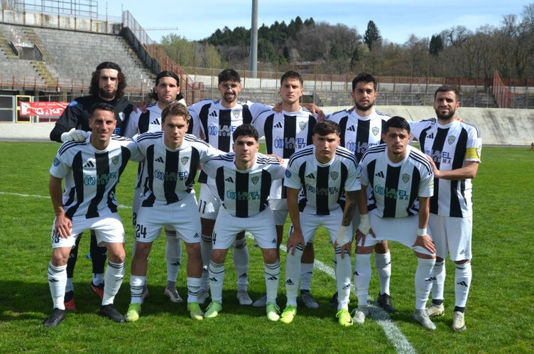 30 marzo 2025: Città di Varese-Lavagnese 1-2. I bianconeri scesi in campo a Masnago. Da sinistra in piedi: Raspa, Berardi, Mutton, Ghigliotti, Marianelli, Lombardi. Fila davanti: Oneto L., Attuoni, Masini, Lupinacci, Romanengo.