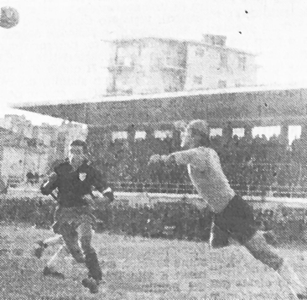 Il portiere bianconero Silvio Morasso, assoluto protagonista dell’incontro, anticipa l’entelliano Parodi.