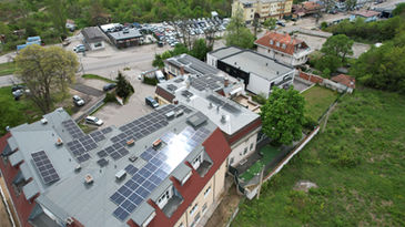 Инвертор 66.6 kW СоларЕдж с оптимизатори на мощността. До 25 години гаранция.
Панели: Astronergy Co. Ltd. (Chint Solar) CHSM72M-545-HC с 12 години гаранция
Конструкция: K2 systems Germany
Заземителни системи: OBO Bettermann
P1100 SolarEdge оптимизатор на мощността. 25 години гаранция! Извлича максимално пройзводство от всеки панел. Засенчените панели не намаляват пройзводството на останалите. Различното стареене на панелите не влия толкова много на цялостният добив. Той открива необичайно поведение на фотоволтаичният панел, предотвратявайки проблеми. Изключване на напрежението на ниво модул за безопасност при монтаж или пожар. Гъвкавият дизайн на системата с оптимизаторите на мощността ще увеличи максимално оползотворяването на пространството и извличане на максималната мощност от всеки един панел.
Предпазители и арестори от Schrack Technik
6 mm2 Соларни кабели KBE Germany
Истинските МC4 конектори на Stäubli