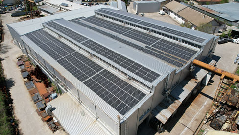 Инвертор СоларЕдж с оптимизатори на мощността.
Инвертор: 2 броя SolarEdge SE100K
Панели: с 12 години гаранция
Конструкция: Алуминиева с крепежи от нераждавейка на Aerocompact Австрия.
Заземителни системи: OBO Bettermann
P850 2 в 1 SolarEdge оптимизатор на мощността. Той открива необичайно поведение на фотоволтаичният панел, предотвратявайки проблеми. Изключване на напрежението на ниво модул за безопасност при монтаж или пожар. Гъвкавият дизайн на системата с оптимизаторите на мощността ще увеличи максимално оползотворяването на пространството и извличане на максималната мощност от всеки един панел.
Предпазители и арестори от Schrack Technik
6 mm2 Соларни кабели Pamukkale Kablo
Истинските МC4 конектори на Stäubli