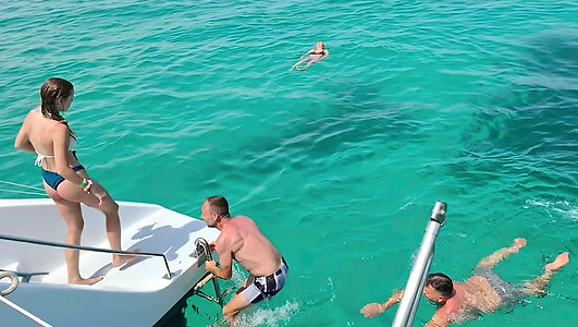 le catamaran & nager dans la mer - DjerbaTrip