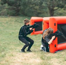 Lasertag-Spiel an aufblasbaren Hindernissen