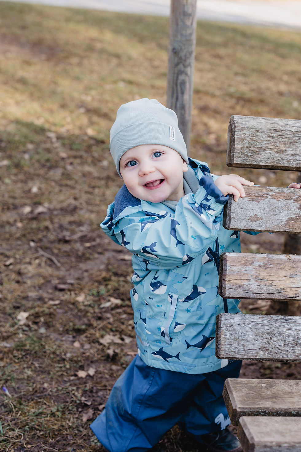 strahlendes Kleinkind schaut frech in die Kamera