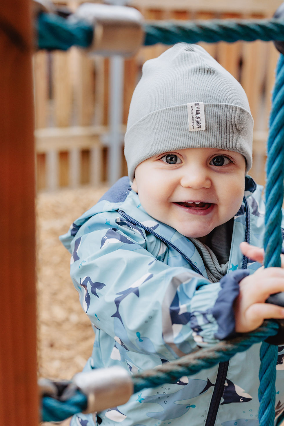 Nahaufnahme eines lachenden Kindes im Klettergrüst
