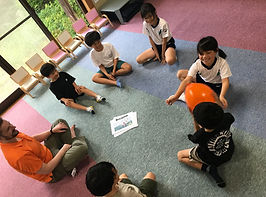 別府市のPCM Beppu小学生英語クラスで、カードを使った活動に取り組む子どもたち
