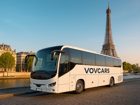 Autocar VOVCARS devant la tour Eiffel