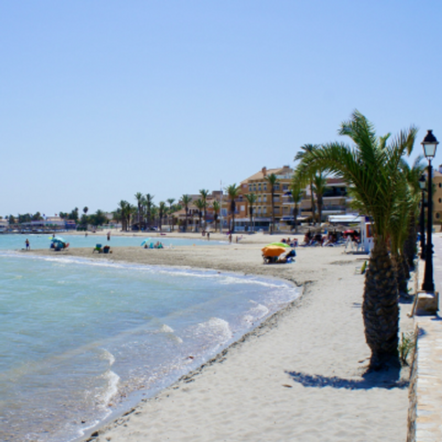 Strand met boulevard Los Alcazares