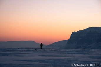Base camp surveillance in case of polar bear - sunrise landcape in Tempelfjorden in Svalbard by Sebastien Lerouge - raid à ski - ski expedition
