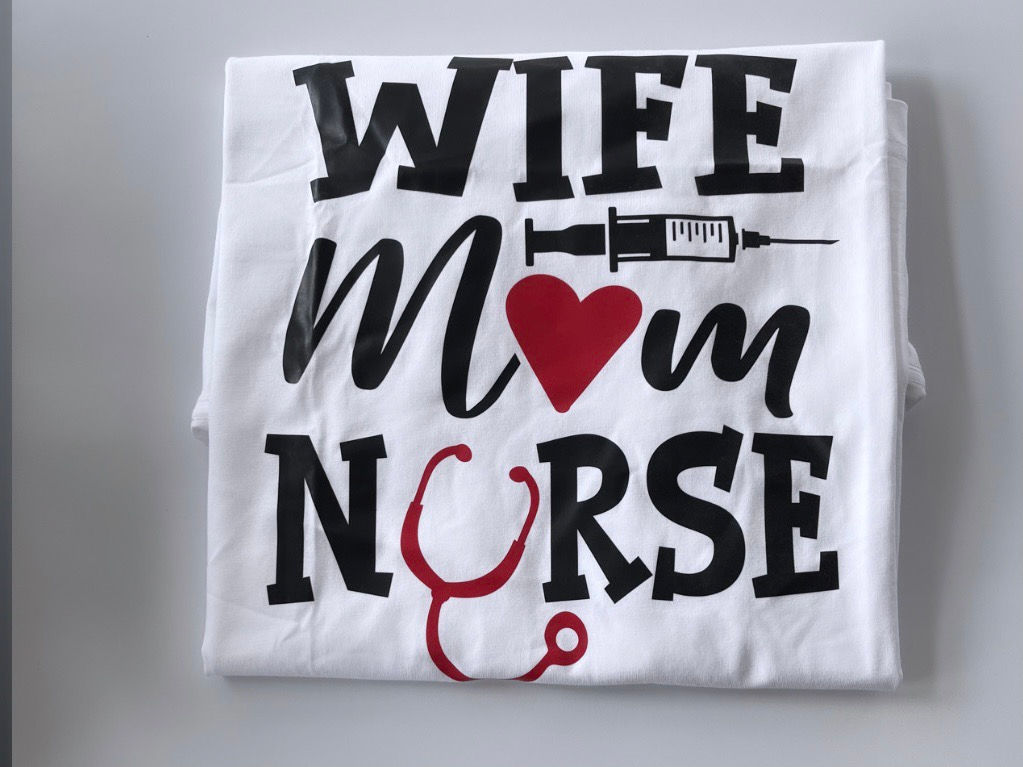 Esposa, Mamá, Enfermera Tee