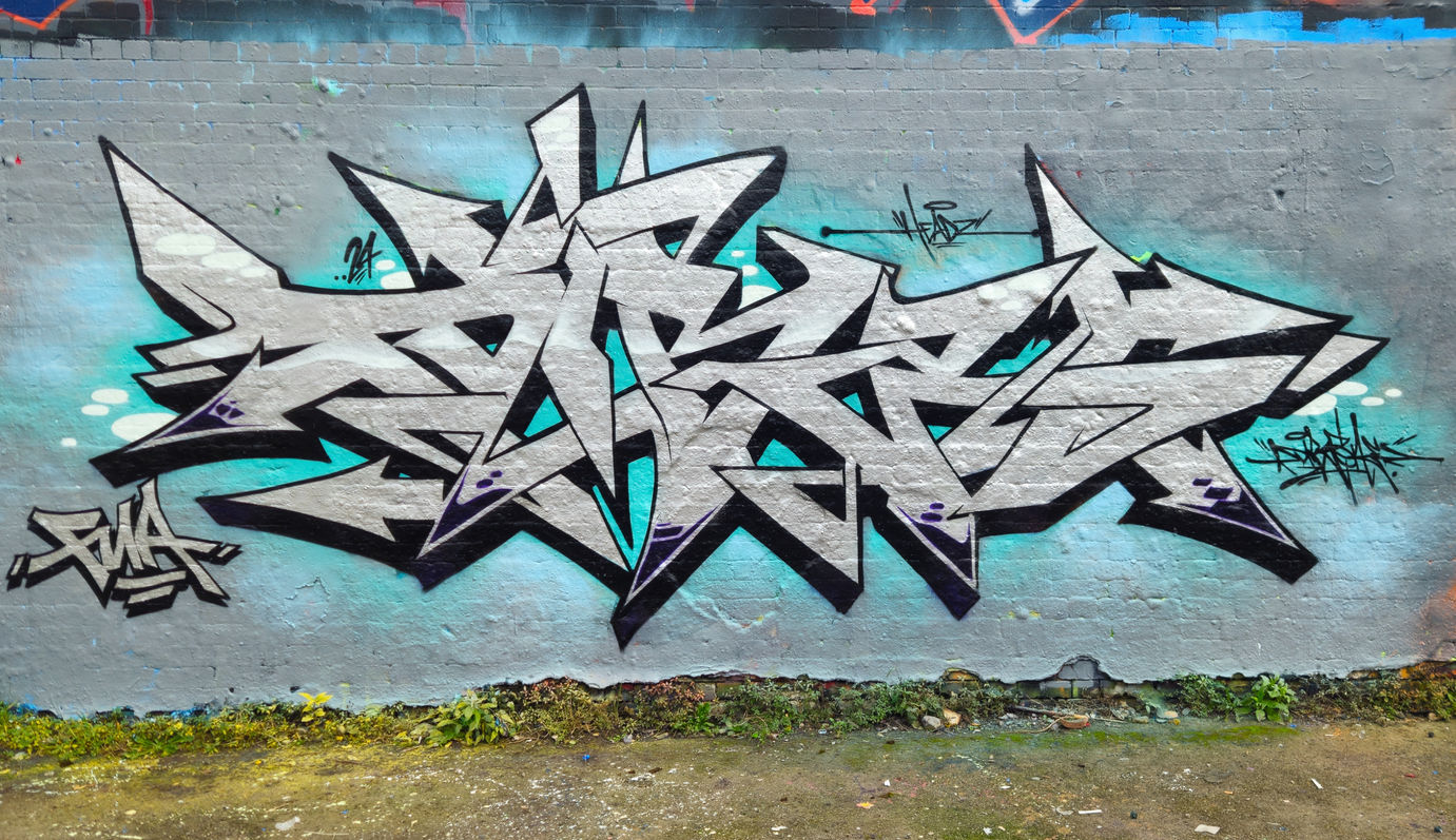 Very sharp looking silver coloured graffiti letters