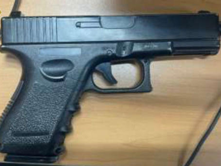 Adolescente de 14 años y cómplice asaltan a hombre con pistola falsa al salir de casa de cambio