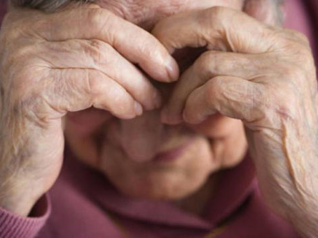 Mujer de 85 años duerme en el pasillo de una clínica para estar cerca de su hijo