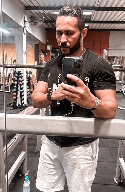 homem posando na academia