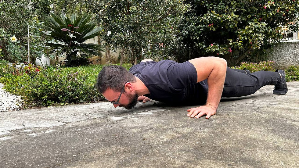 Homem fazendo flexão