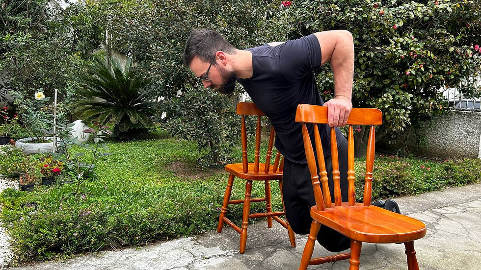 Homem fazendo paralelas usando cadeiras