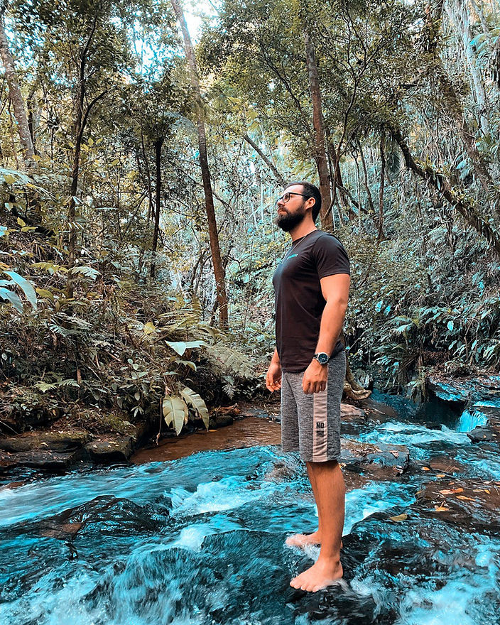 homem em pé no meio da natureza