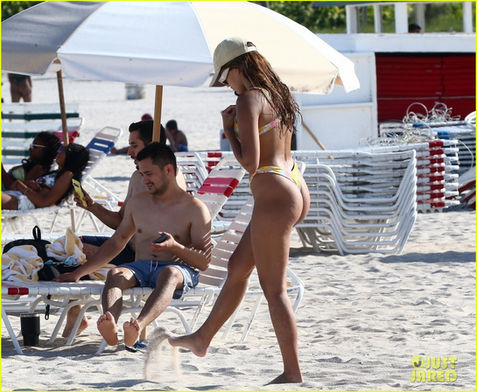alisha-boe-maia-reficco-more-hit-the-beach-on-day-off-34 (1).jpg