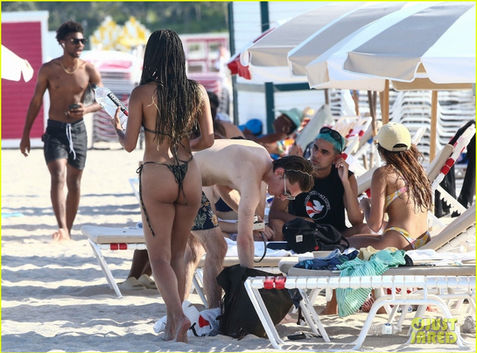 alisha-boe-maia-reficco-more-hit-the-beach-on-day-off-01.jpg