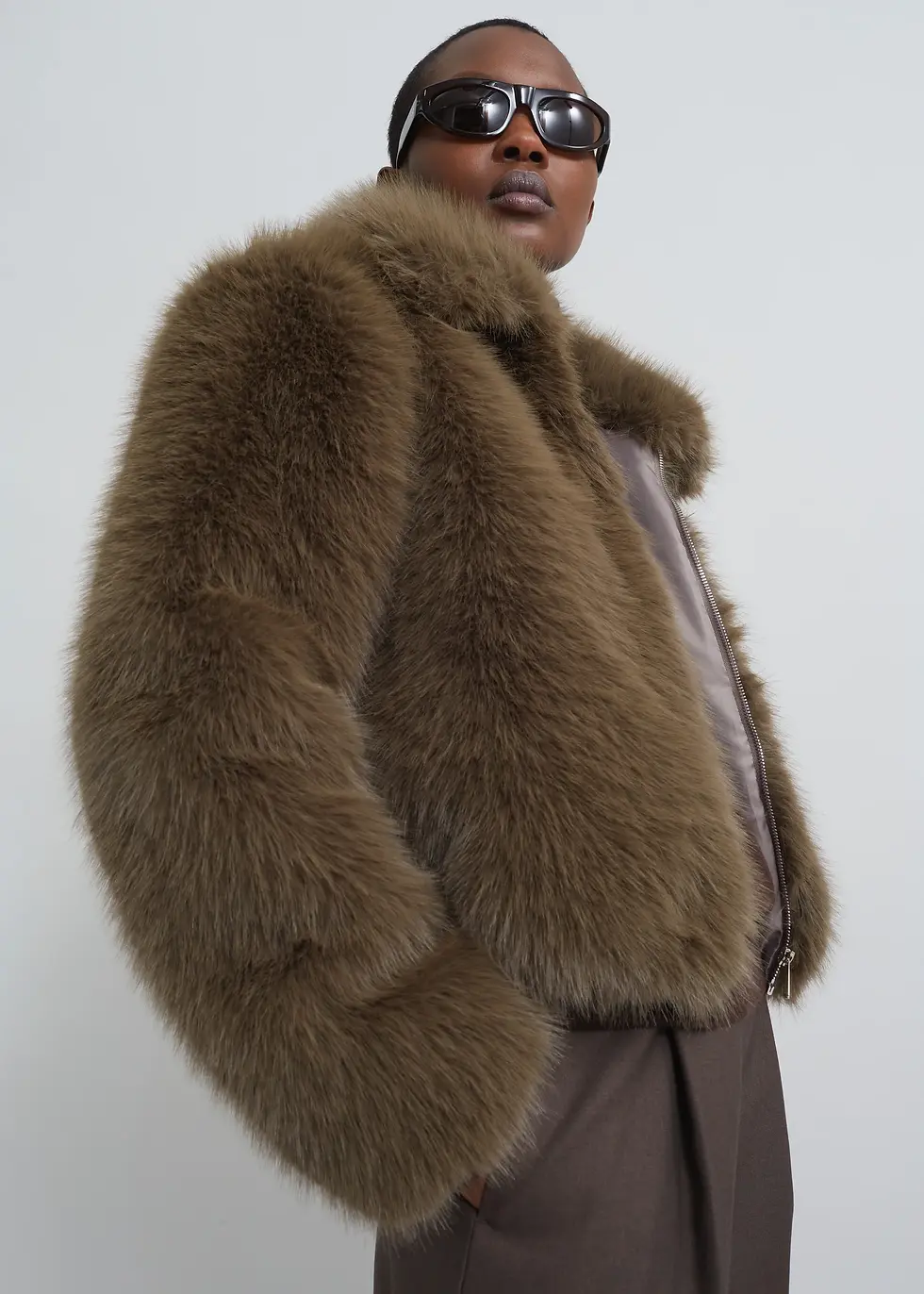 Miniatura: Sabrina - Veste en fausse fourrure moka