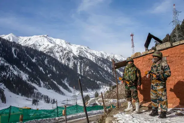 zojila-kashmir-india-indian-army-soldier-stand-guard-outside-their-bunker-on-the-srinagar-