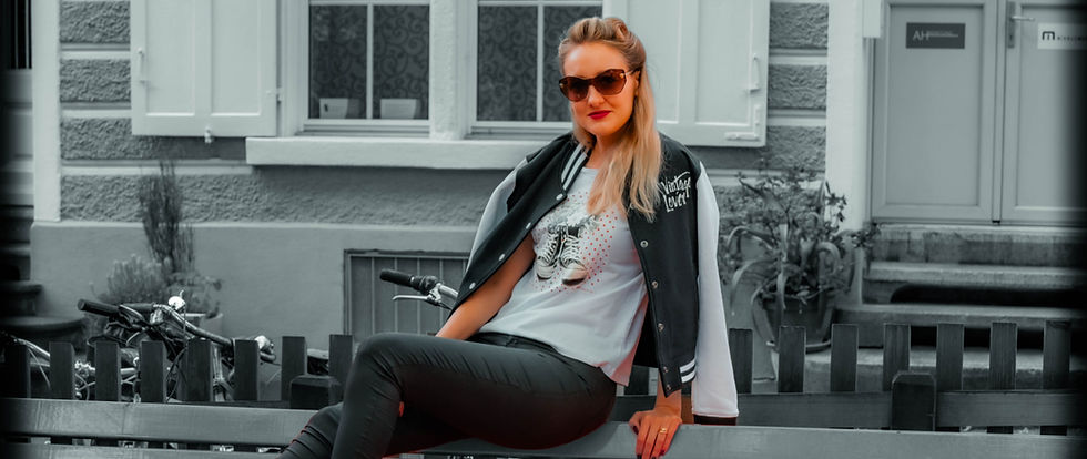 Model das ein Shirt und eine College Jacke von Snapshot19.ch trägt. Converse im Vintage Stil mit Siebdruck erstellt. Handarbeit in der Schweiz