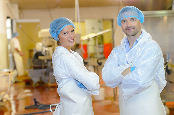 Travailleur dans une usine agroalimentaire