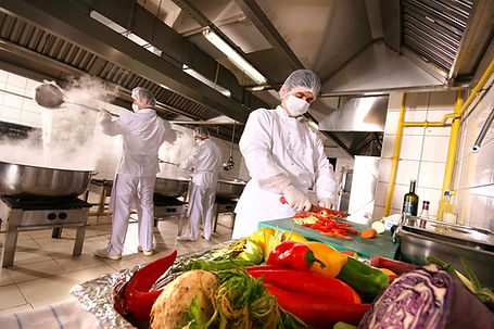 Travailleur dans une usine agroalimentaire