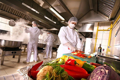 Travailleur dans une usine agroalimentaire