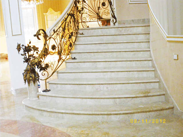 белая мраморная лестница