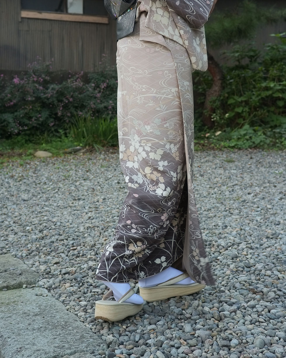 サムネイル： 訪問着 手描き 作家物 流水に草花 横段ぼかし 身丈169.5 裄69